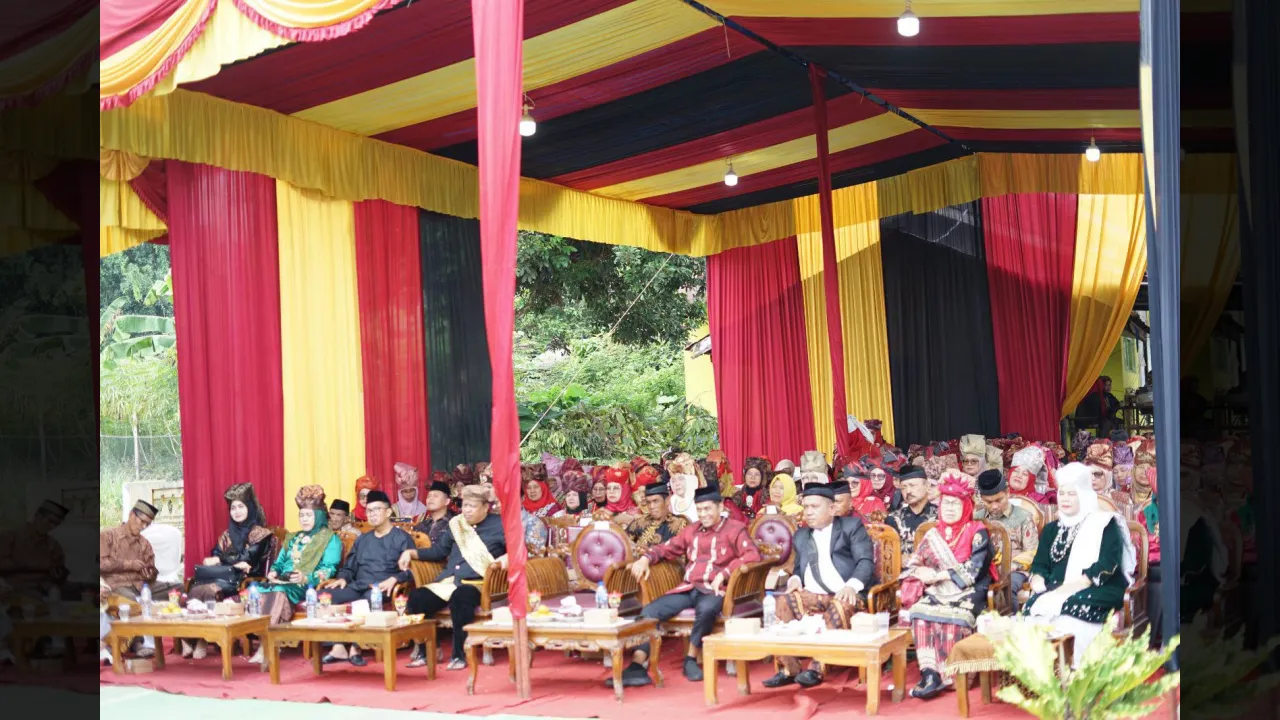 Mambangkik Tradisi Adat Salingka Nagari